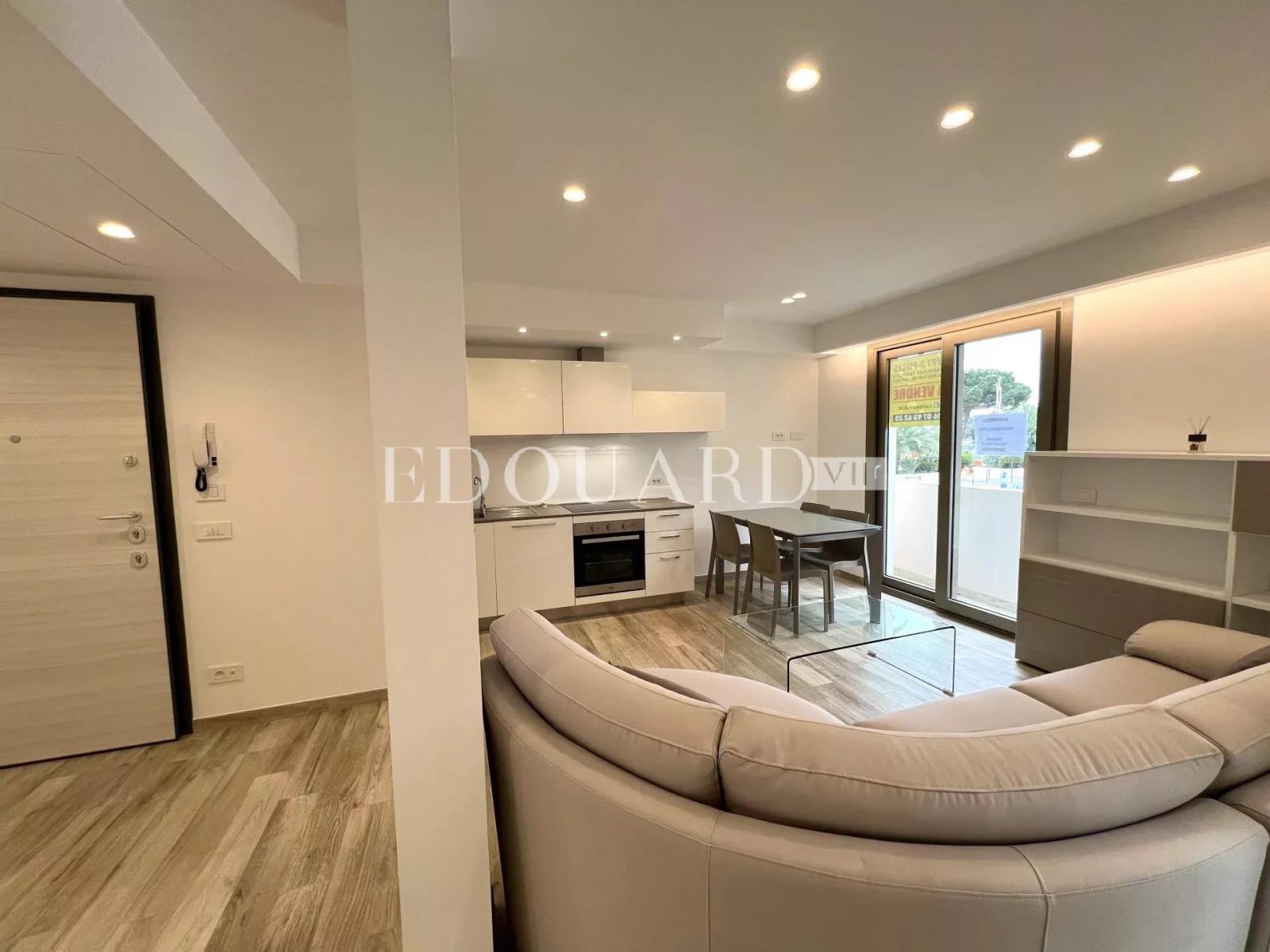 Trois pièces finement rénové avec balcon et agréable échappée mer, face à la renommée plage du Solenzara