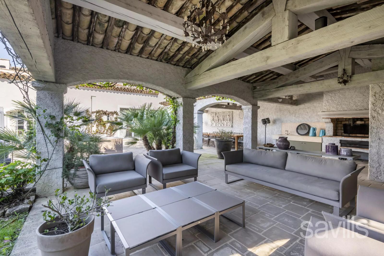 Une Proprieté Majestueuse au Cœur de Valbonne