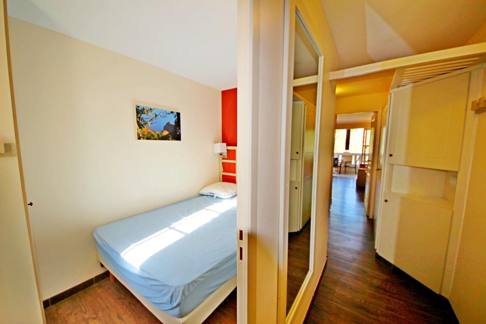 SOUS OFFRE AGAY CAP ESTEREL LE VILLAGE 2 PIECES PREMIER ETAGE. TERRASSE COUVERTE EN ANGLE