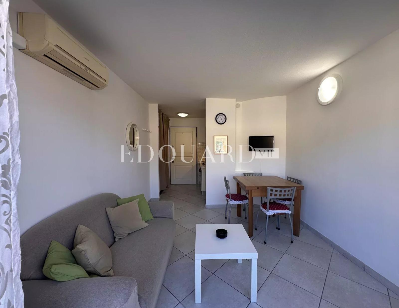 En exclusivité deux pièces en bon état avec terrasse, dans bel immeuble recent en plein centre de Menton