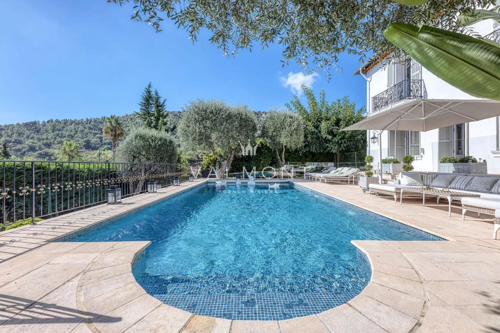 VILLA RAFFINÉE PERCHÉE AU-DESSUS DU VILLAGE D'EZE