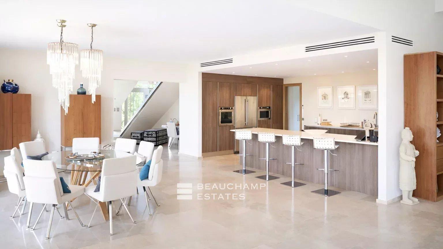 Villa contemporaine dans un domaine privé, à pieds du centre ville de Saint-Tropez et de la plage