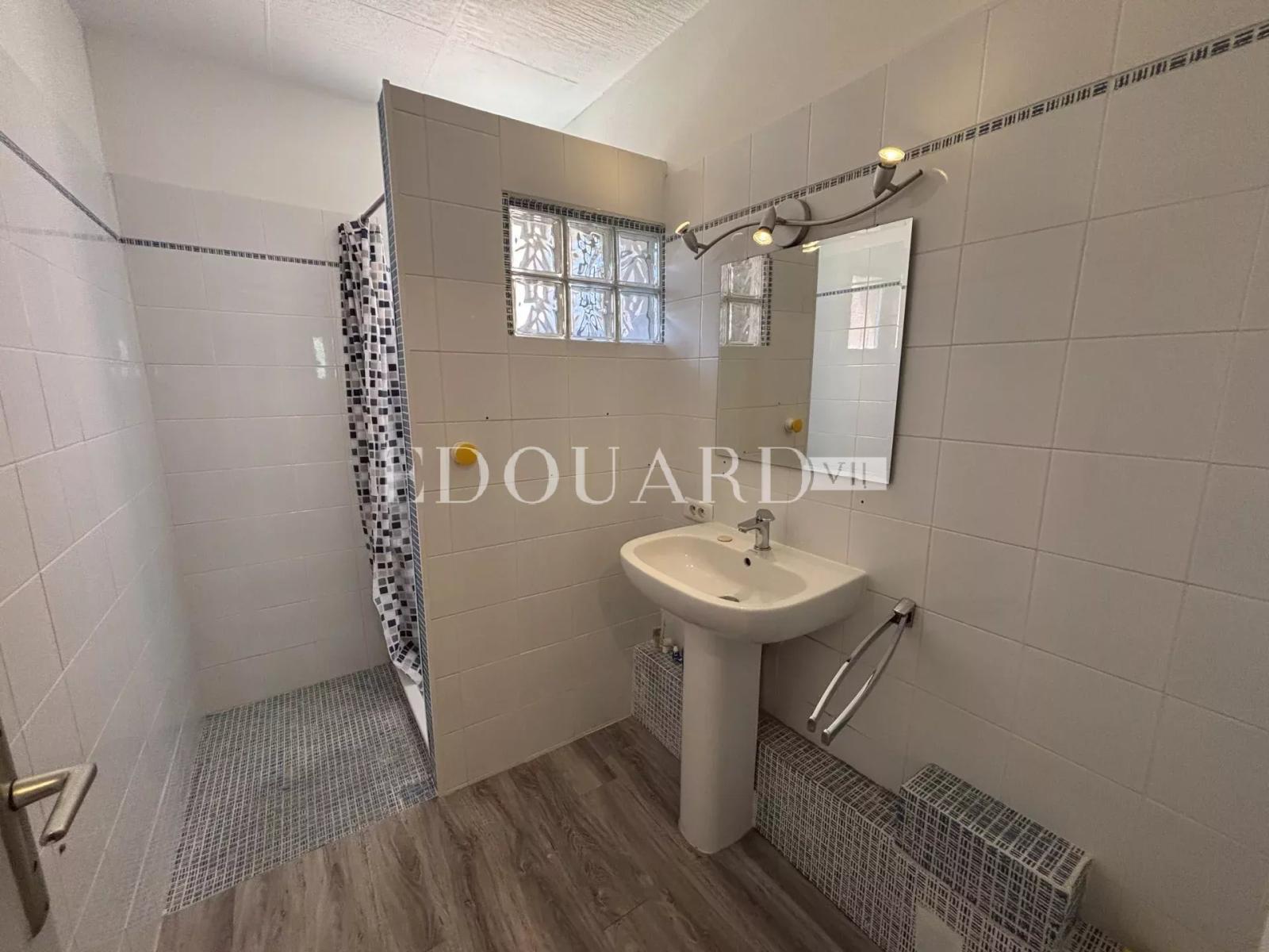 Trois pièces en bon état avec jolie terrasse, belle vue panoramique jusqu'à la mer, cave, possibilité garage