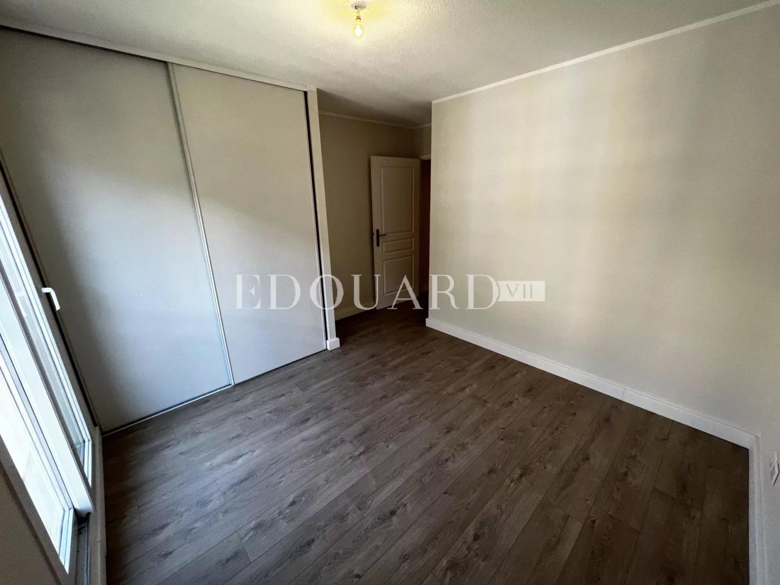 En exclusivité deux pièces complément rénové avec terrasse et parking, au cinquième étage d’un immeuble récent