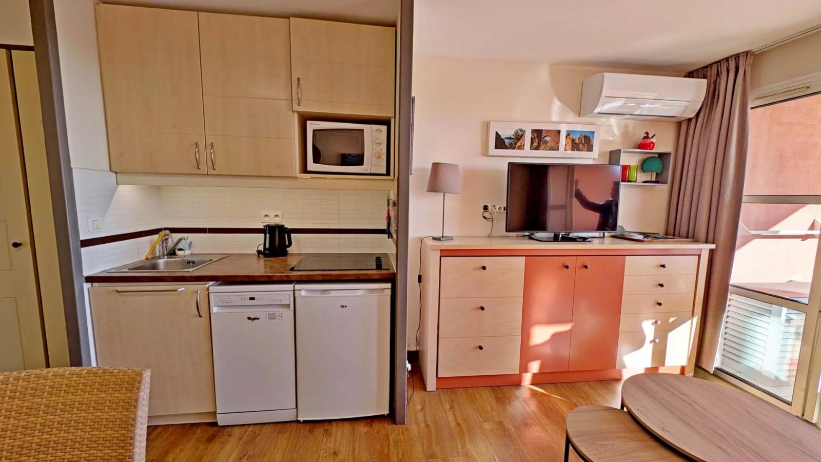 A vendre AGAY CAP ESTEREL LE VILLAGE 2 pièces traversant exposé au Sud, vue mer panoramique parking.