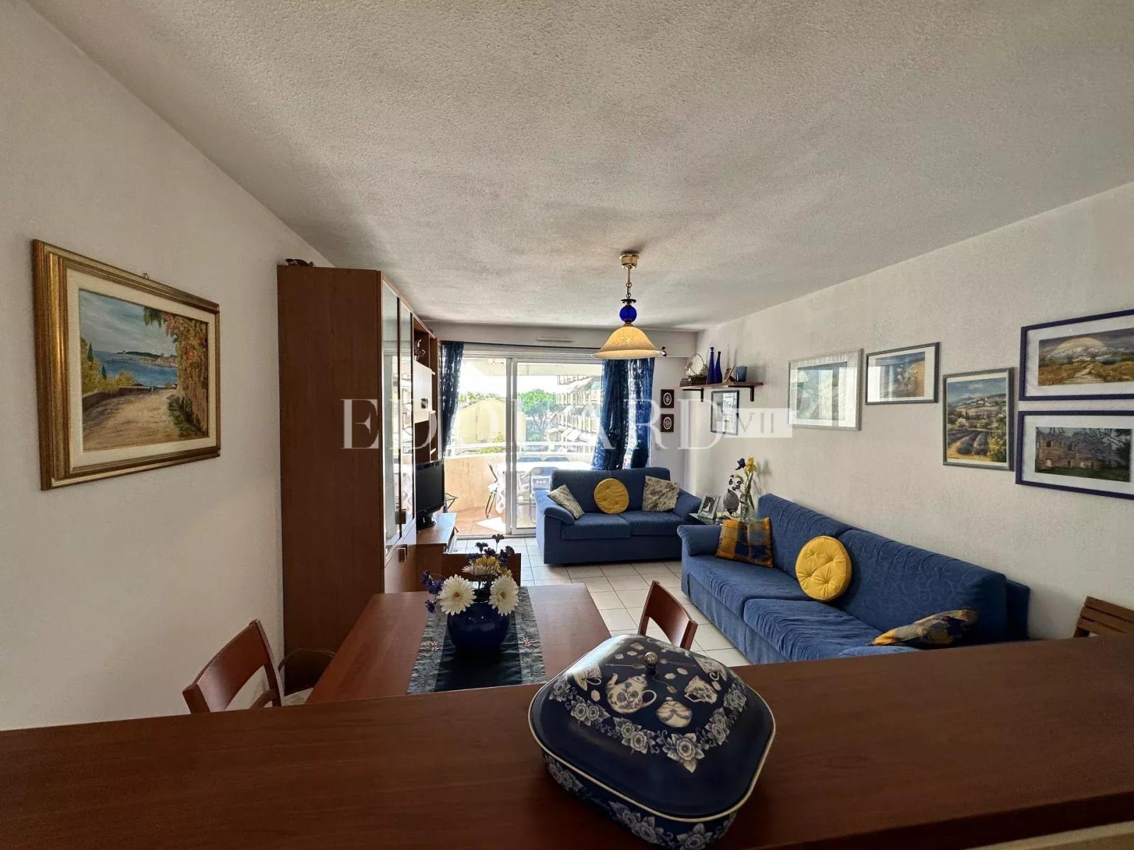 En exclusivité deux pièces en très bon état avec terrasse et cave, au troisième étage d’un immeuble récent