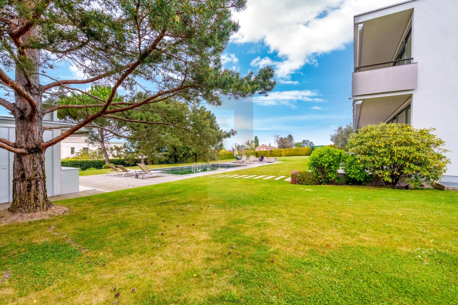 Maison d'architecte à Cologny avec piscine et vue lac