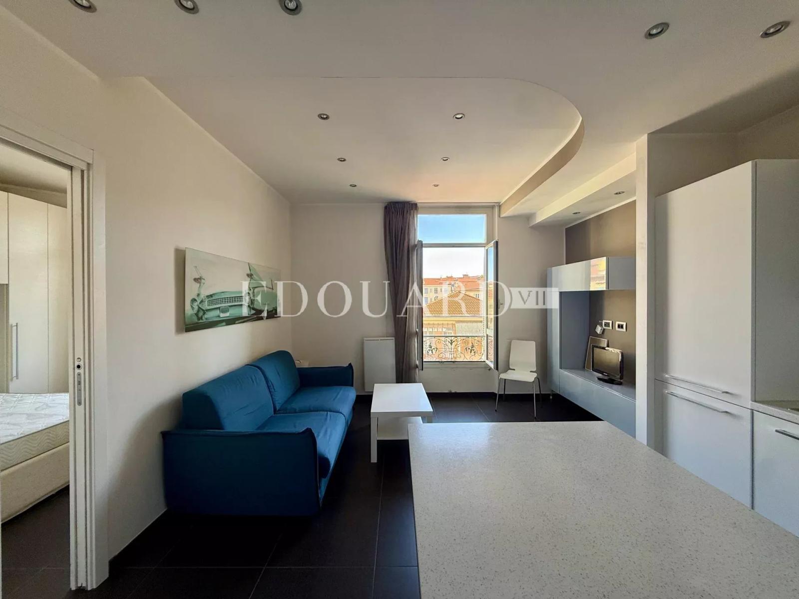 En exclusivité charmant deux pièces à vendre, dans joli immeuble ancien en plein centre de Menton