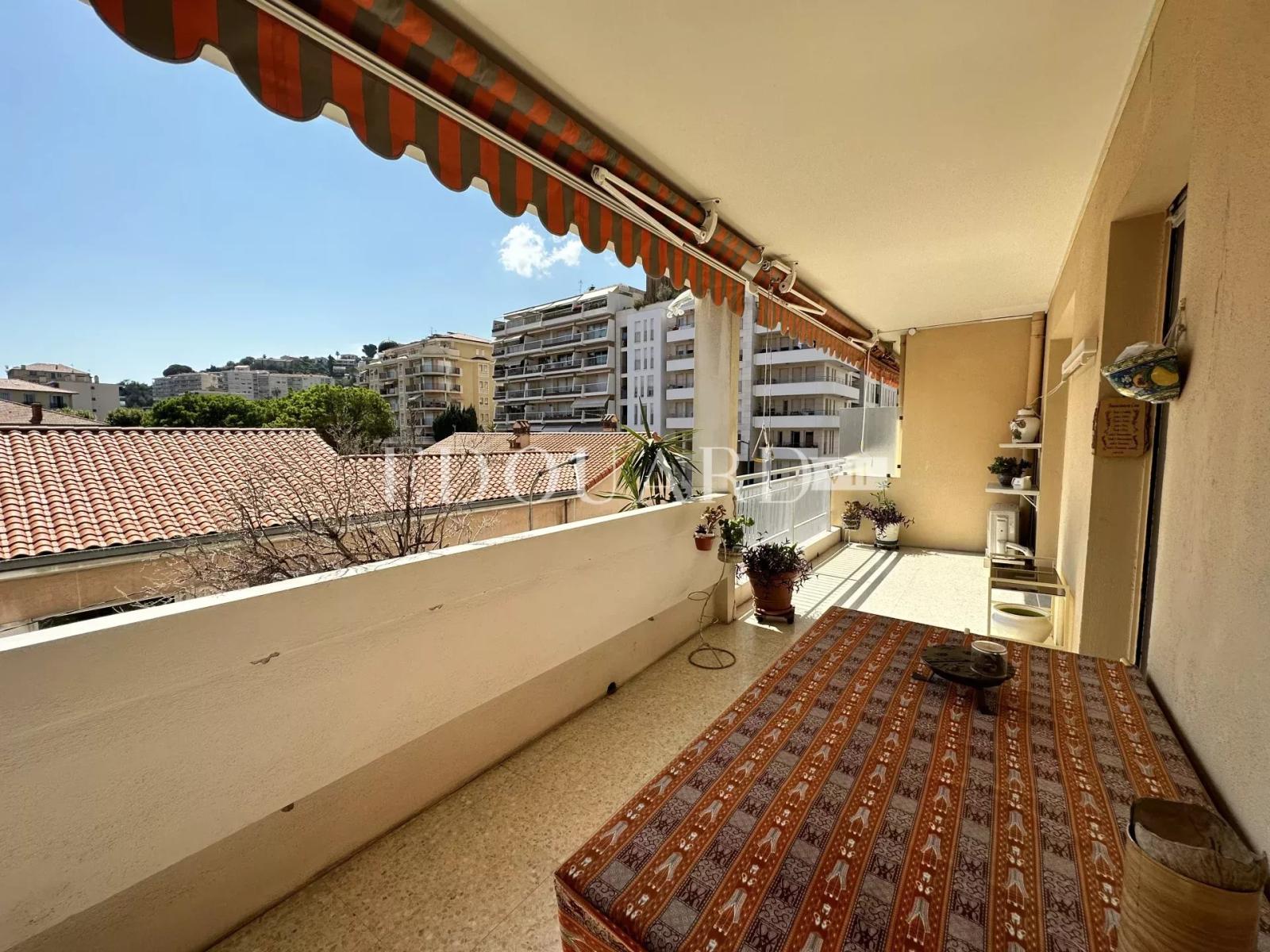 Spacieux deux pièces en excellent état avec splendide terrasse, cave et grand parking en sous-sol