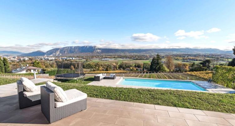 Charme et Sérénité : Villa individuelle avec piscine face aux vignobles