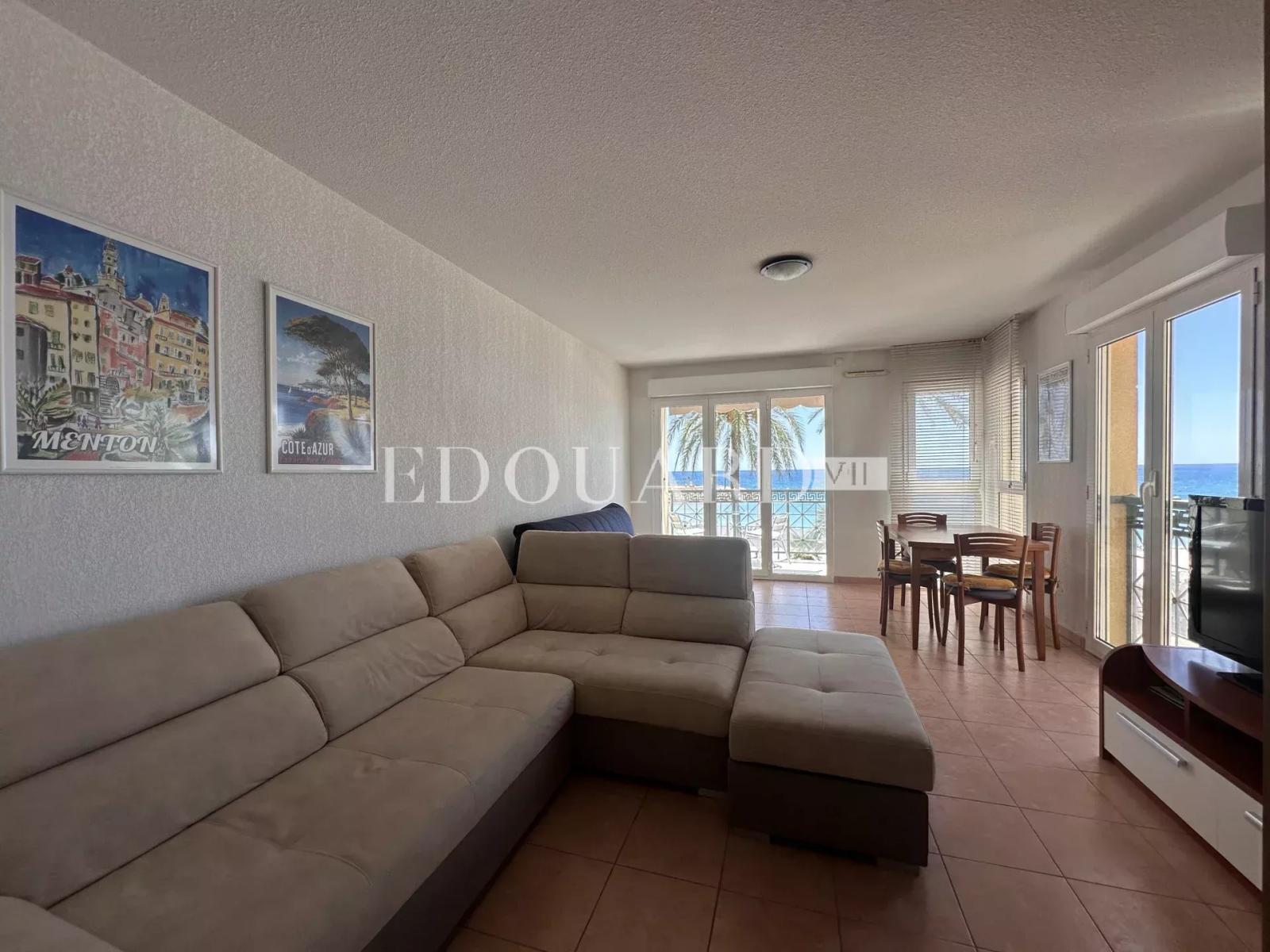 En exclusivité deux pièces à vendre avec terrasse et splendide vue mer, dans immeuble face aux plages