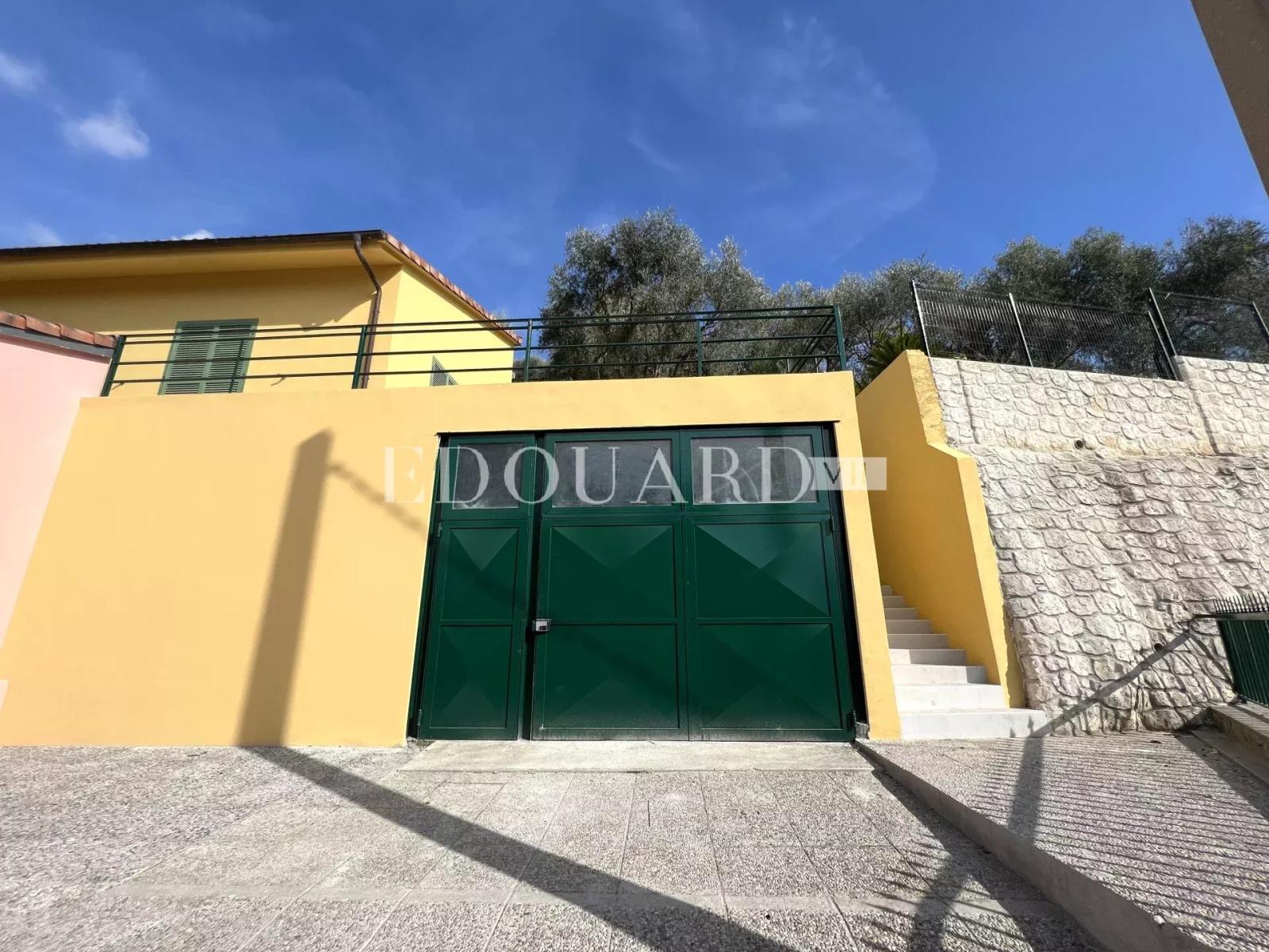 Villa en cours de rénovation avec vaste terrain, spacieuse terrasse, double garage et parking. Exclusivité