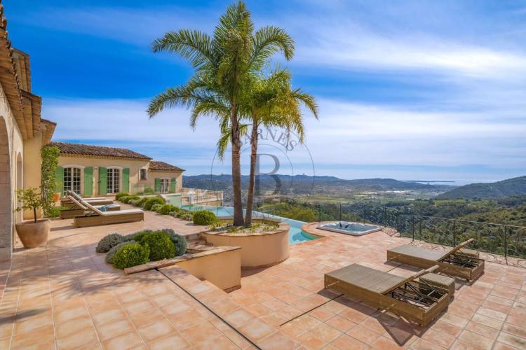 PROCHE MOUGINS - VILLA PROVENÇALE AVEC VUE MER ET COLLINES PANORAMIQUE - HELIPAD PRIVE
