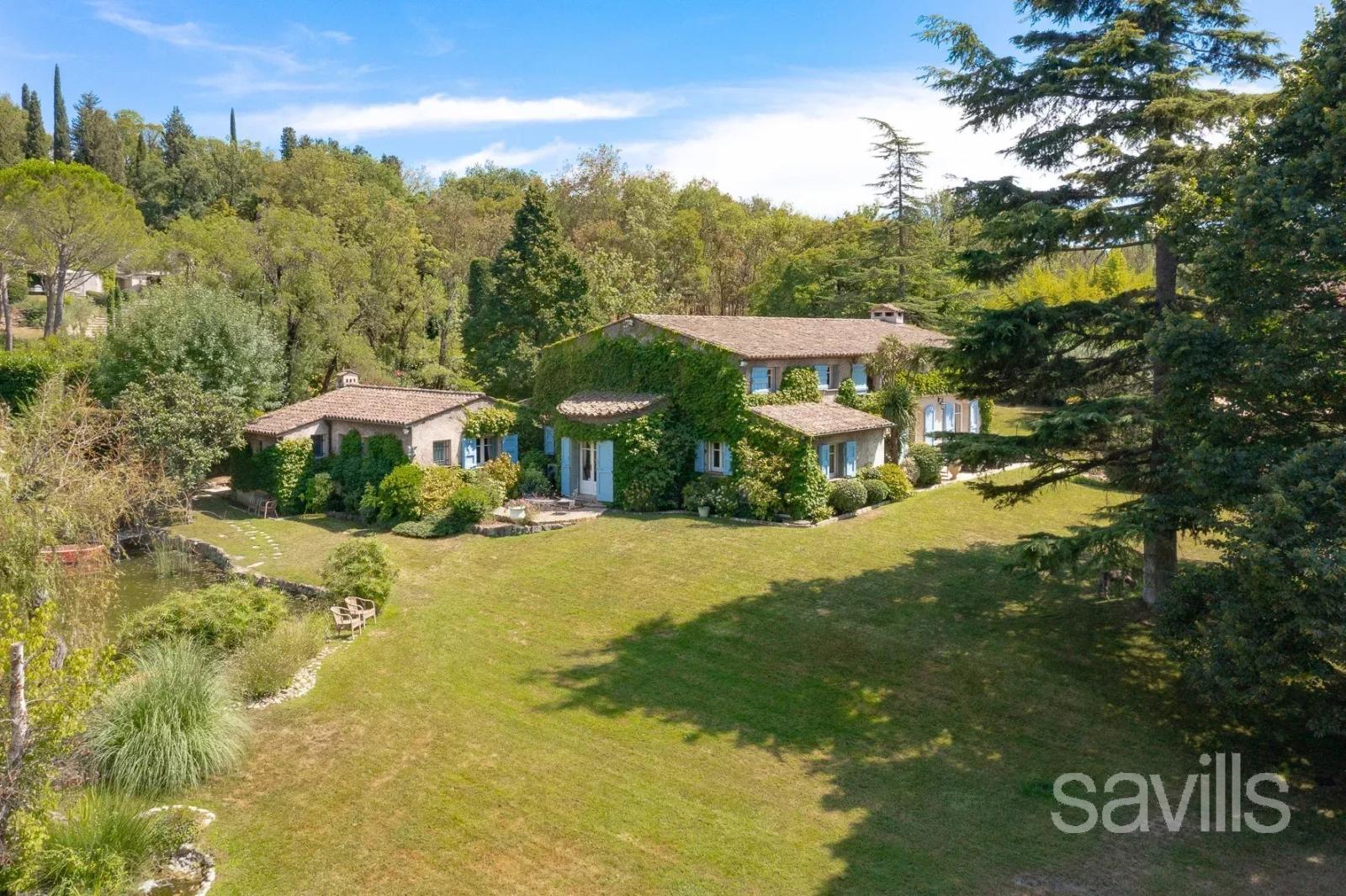 Villa provençale dans un domaine privé.