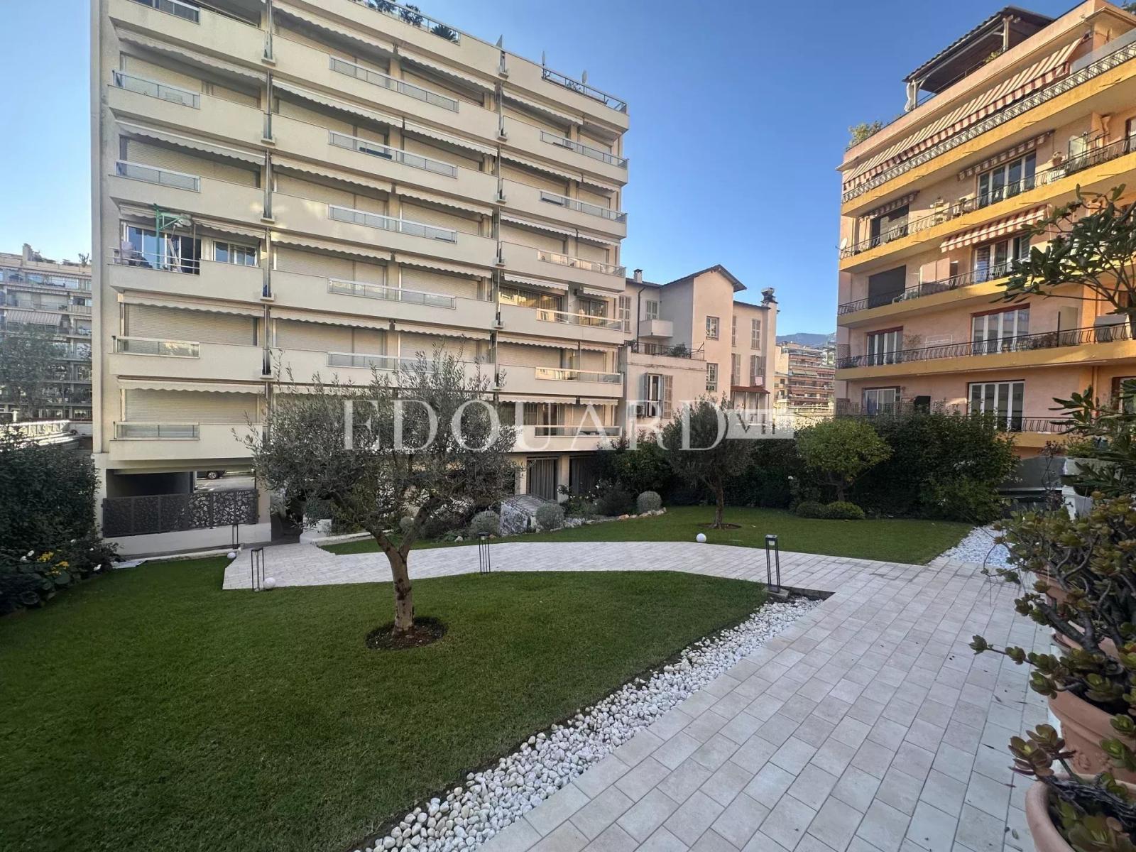 Dans le centre de Menton, à vendre en exclusivité spacieux studio avec grande terrasse exposée Ouest
