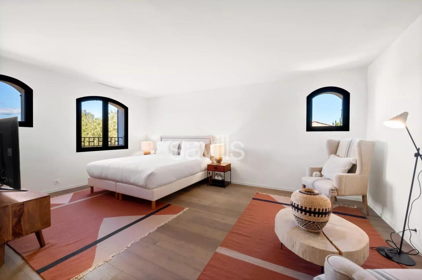 Villa de charme avec piscine et 6 suites proche du centre et accès facile aux plages