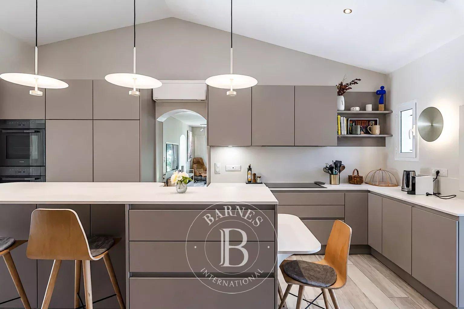 Peymeinade - Proche Grasse - Villa entièrement rénovée - 7 chambres