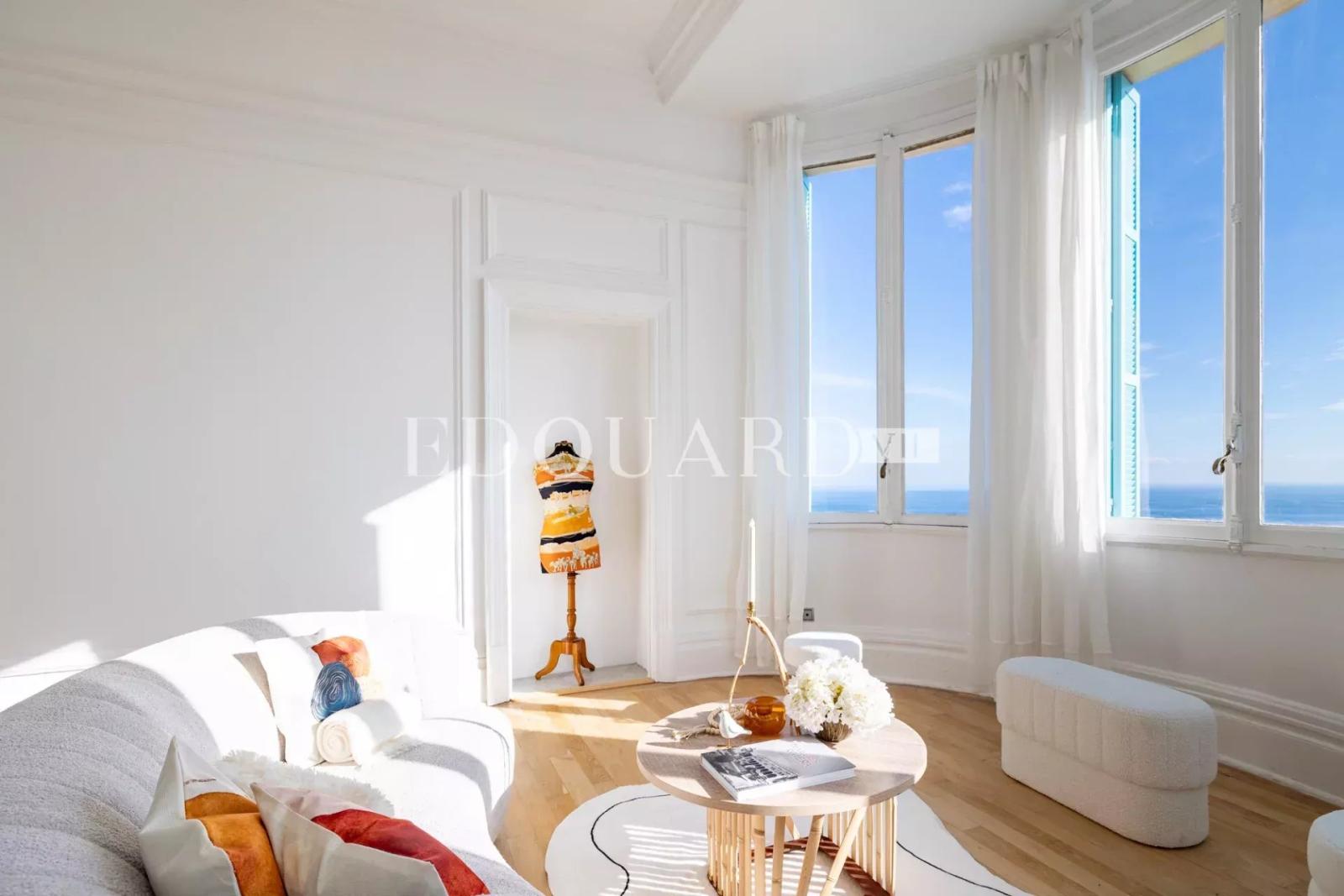 Superbe trois pièces avec splendide vue mer panoramique, en avant dernier étage d'un magnifique immeuble classé