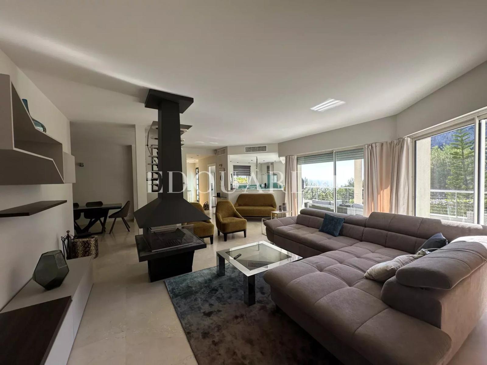 Superbe villa moderne avec belle vue mer et collines, à 10 minutes en voiture de la Principauté de Monaco