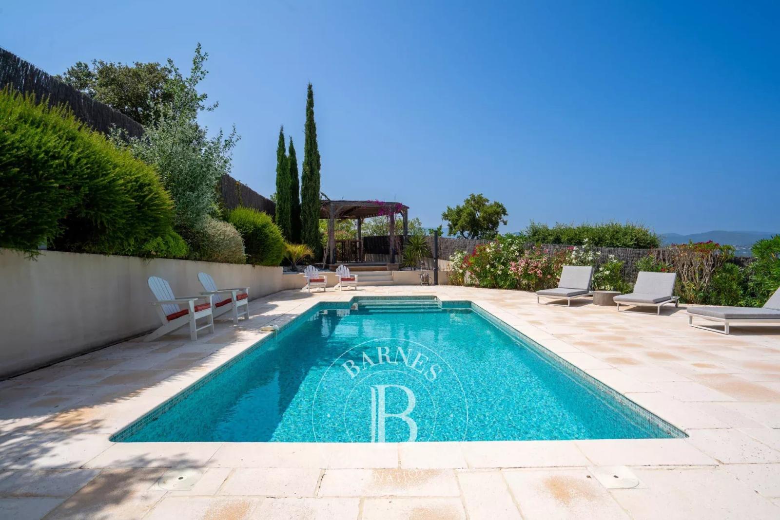 GOLFE DE SAINT TROPEZ - COGOLIN - VILLA RENOVEE - VUE DEGAGEE