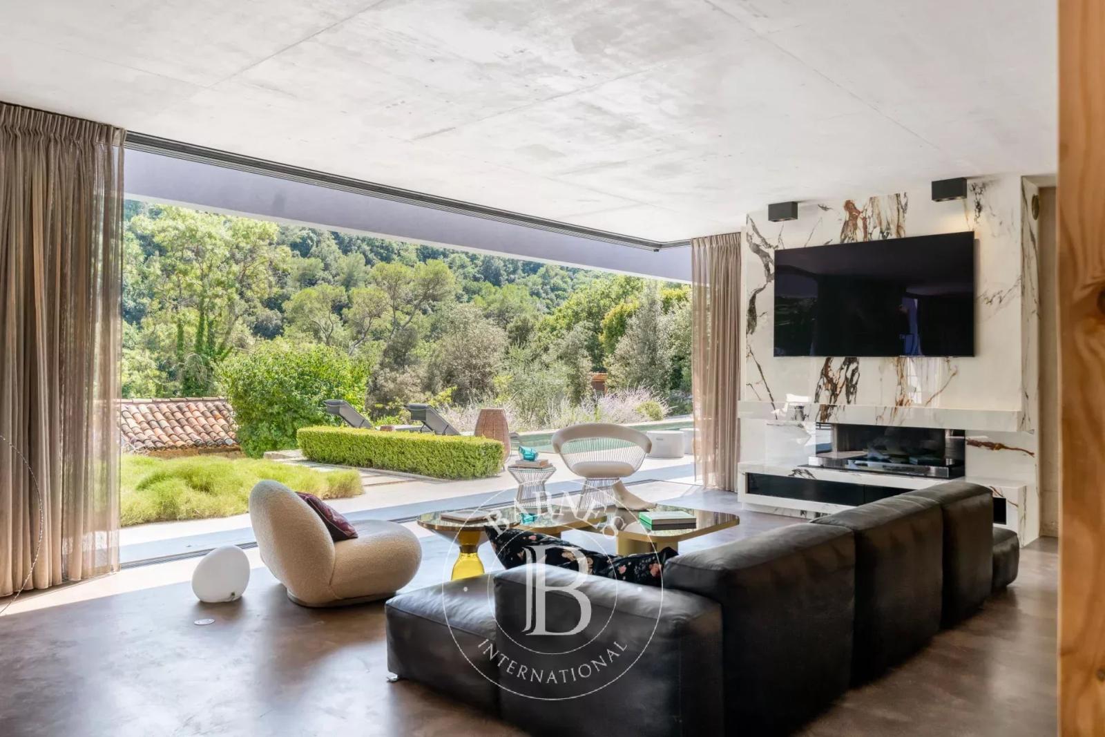 Valbonne, au pied du village, villa d'exception, piscine