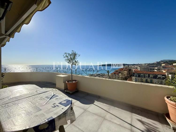 Trois pièces en dernier étage d'un magnifique immeuble Belle Époque avec superbe vue mer panoramique