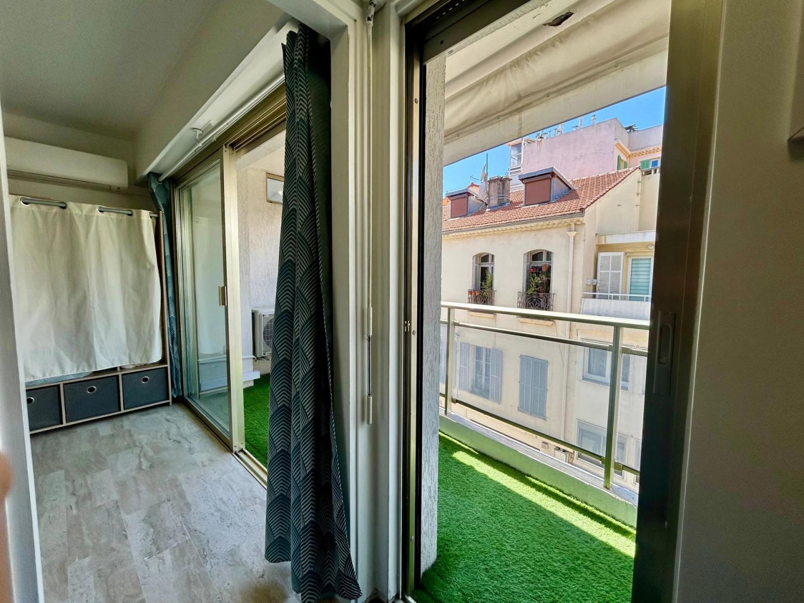 CANNES – CARRÉ D’OR - STUDIO AVEC TERRASSE ET APERÇU MER