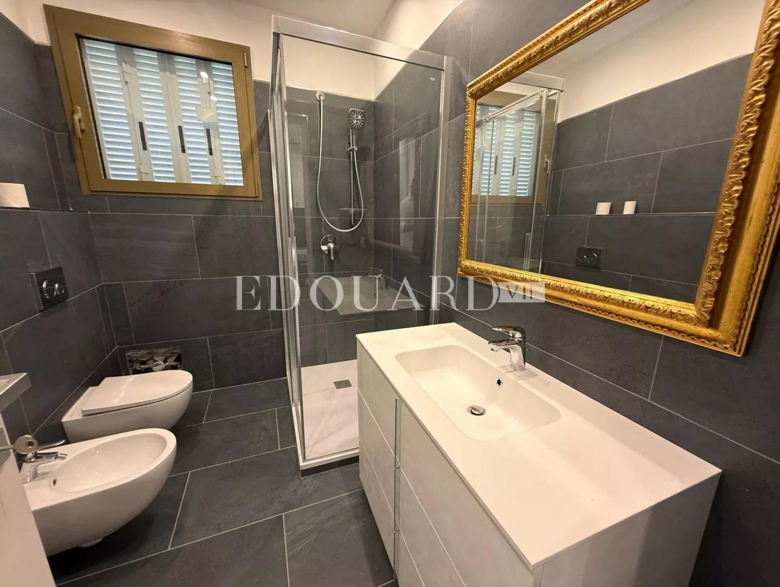 Charmant deux pièces à vendre avec terrasse et cave, dans un petit immeuble à quelques pas des plages