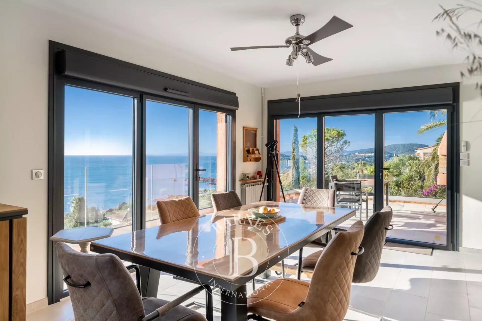 SAINT-RAPHAËL - VILLA RÉNOVÉE AVEC VUE MER PANORAMIQUE