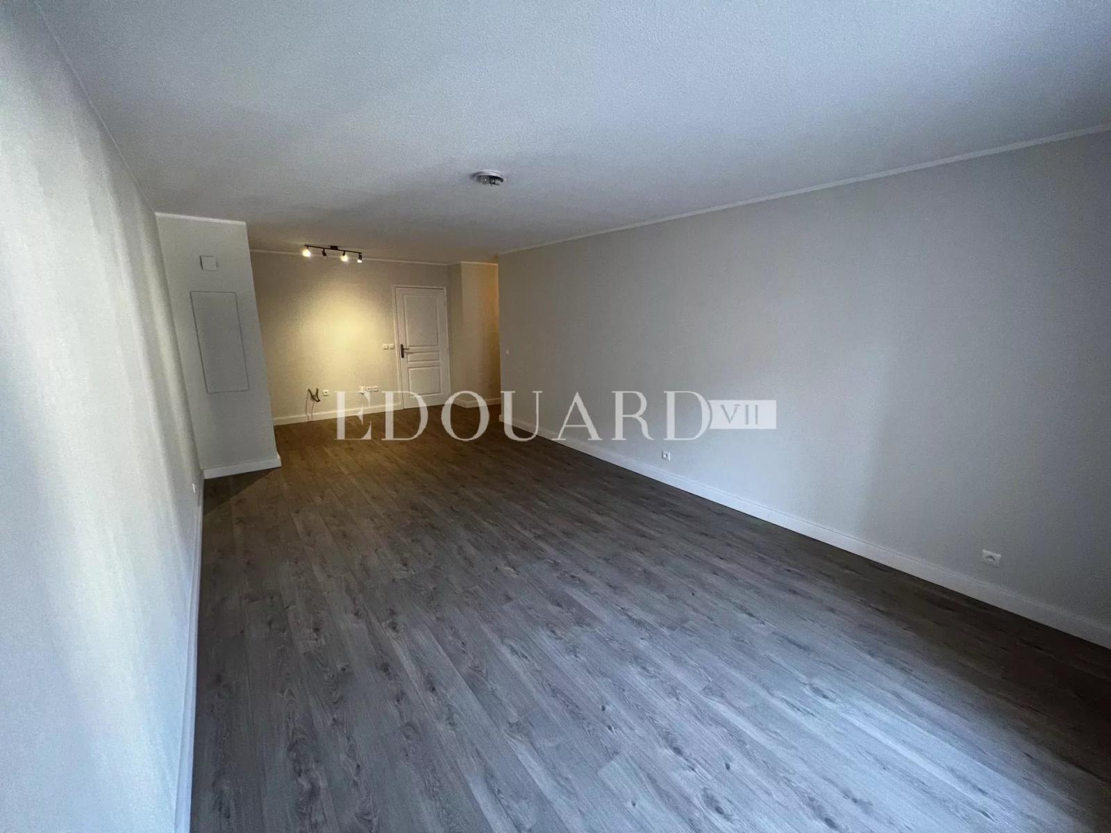 En exclusivité deux pièces complément rénové avec terrasse et parking, au cinquième étage d’un immeuble récent