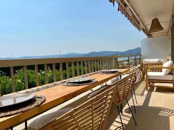 SAINT-TROPEZ — PIEDS DANS L’EAU VUE MER 3 CHAMBRES