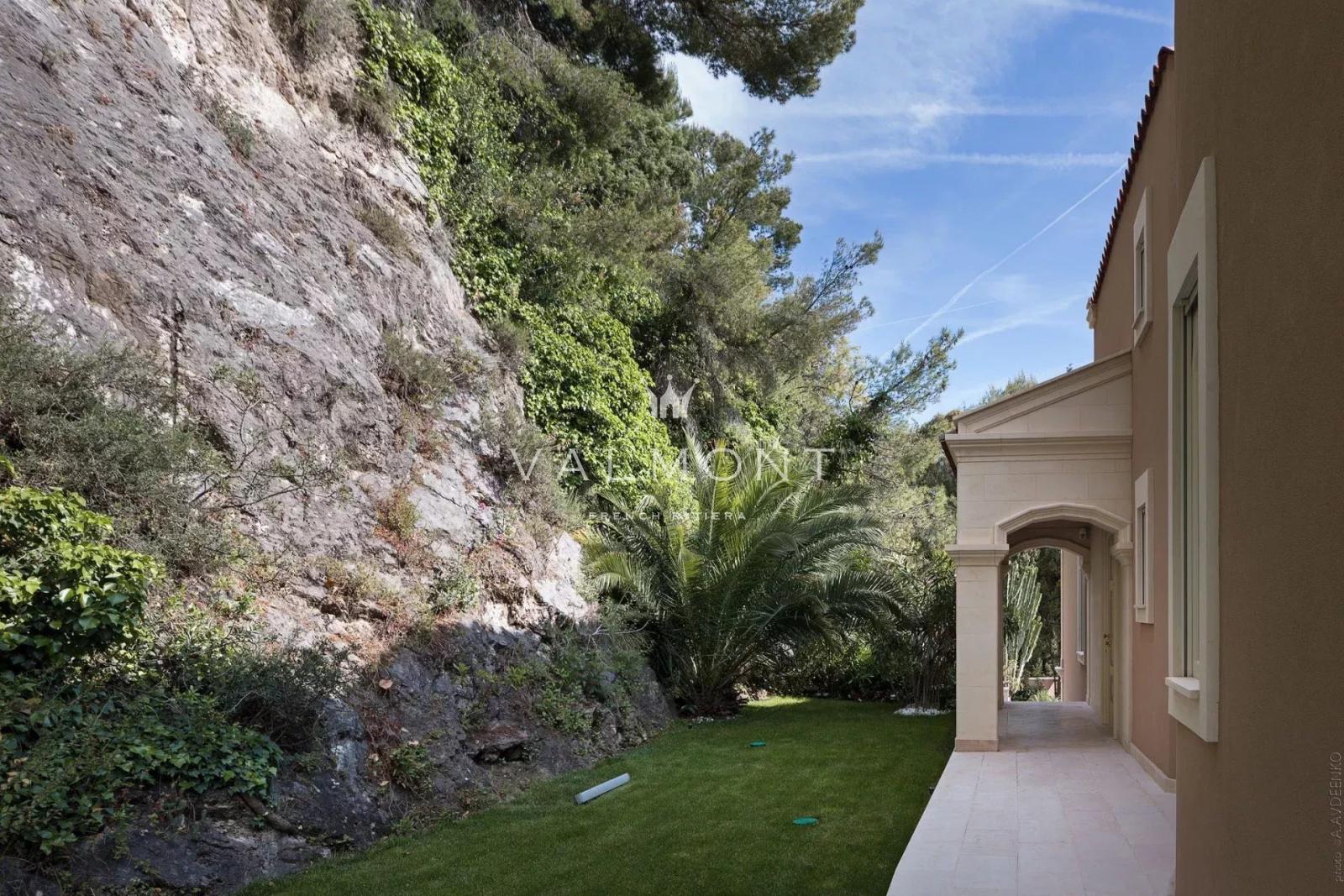 SOMPTUEUSE MAISON DE 5 CHAMBRES PROCHE DE MONACO