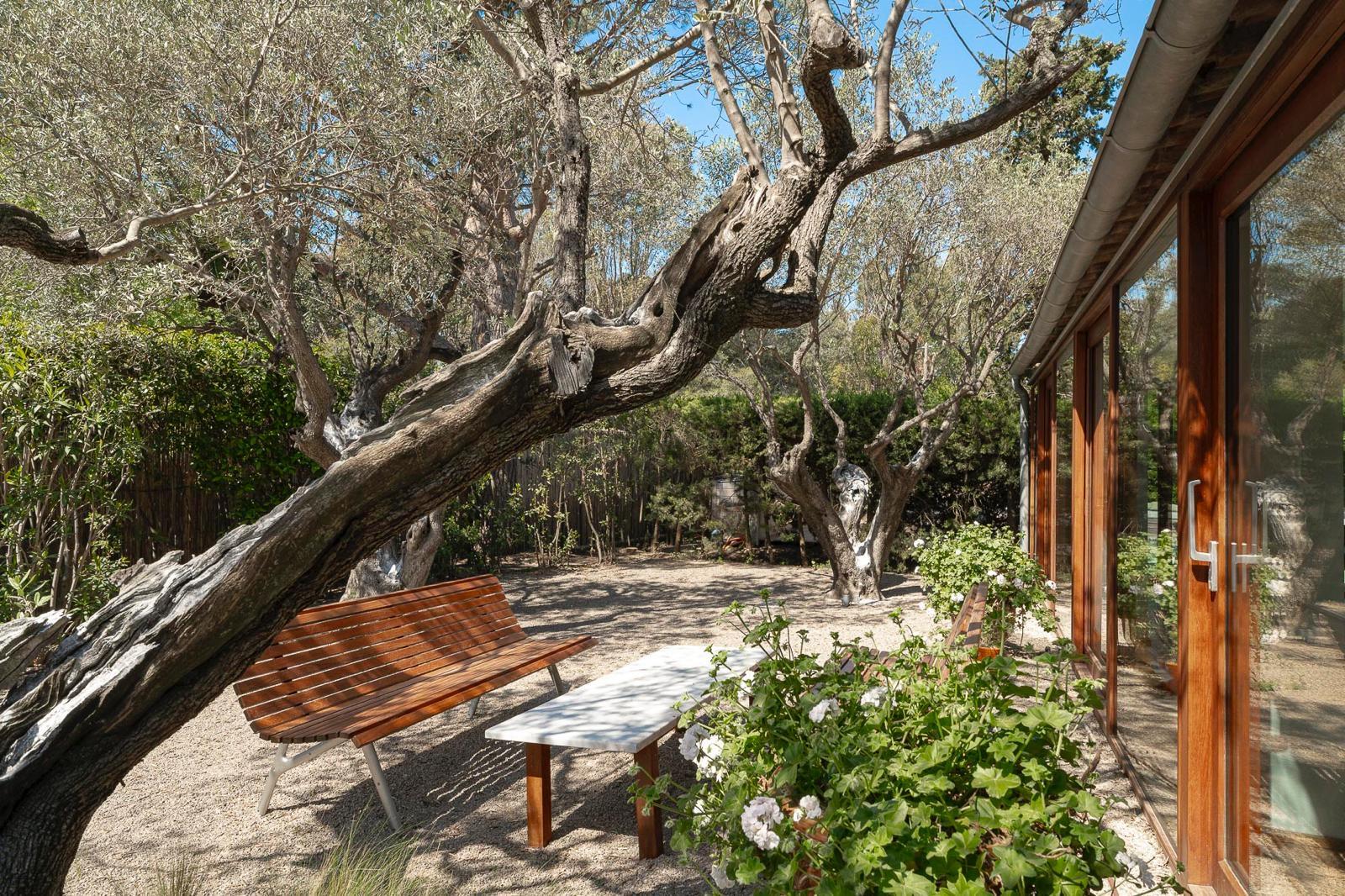 Saint-Tropez – Route de Tahiti – Villa de cinq chambres avec piscine en location saisonnière