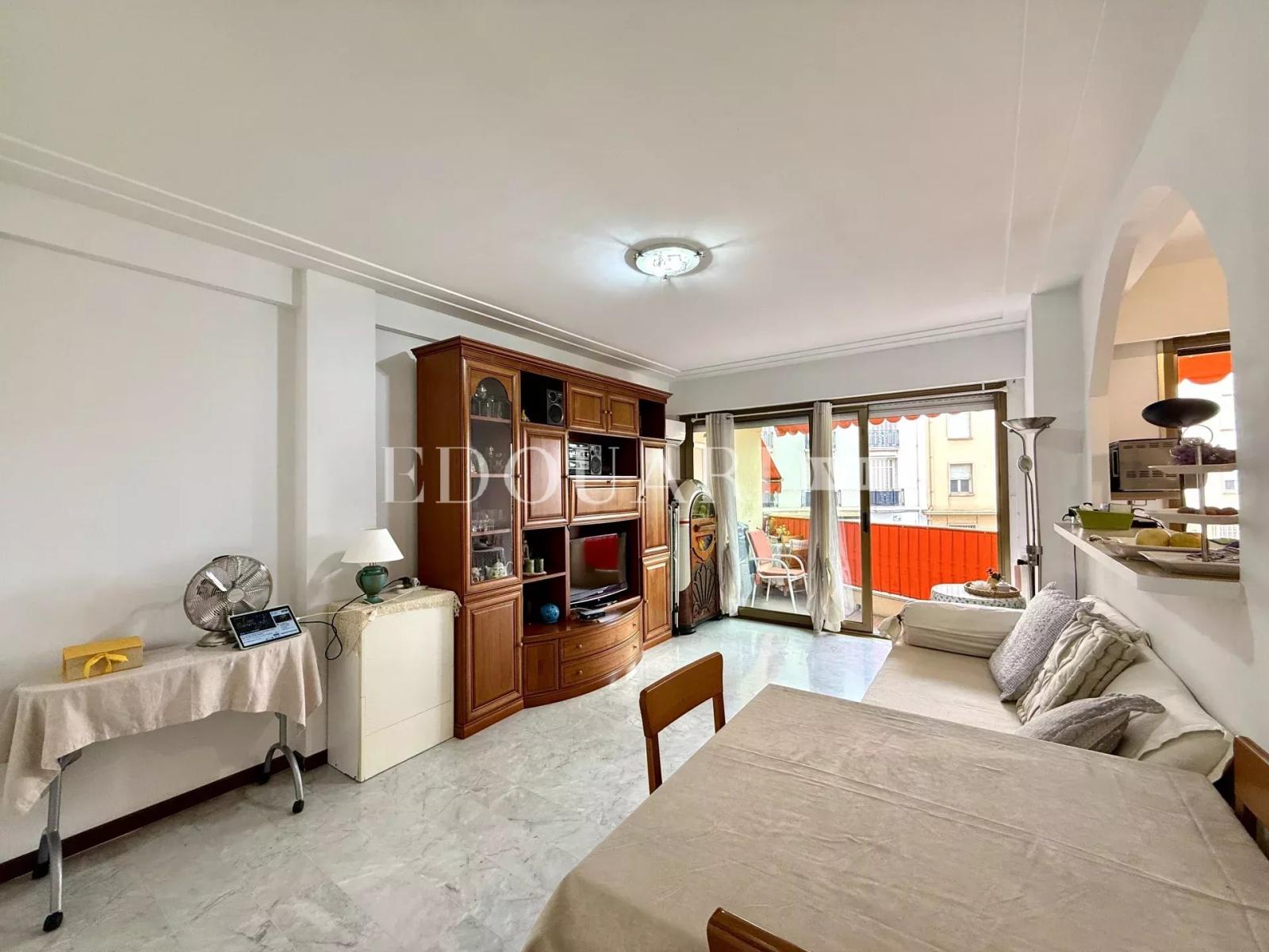 Spacieux deux pièces avec terrasse, au premier étage d’un bel immeuble dans le centre de Menton