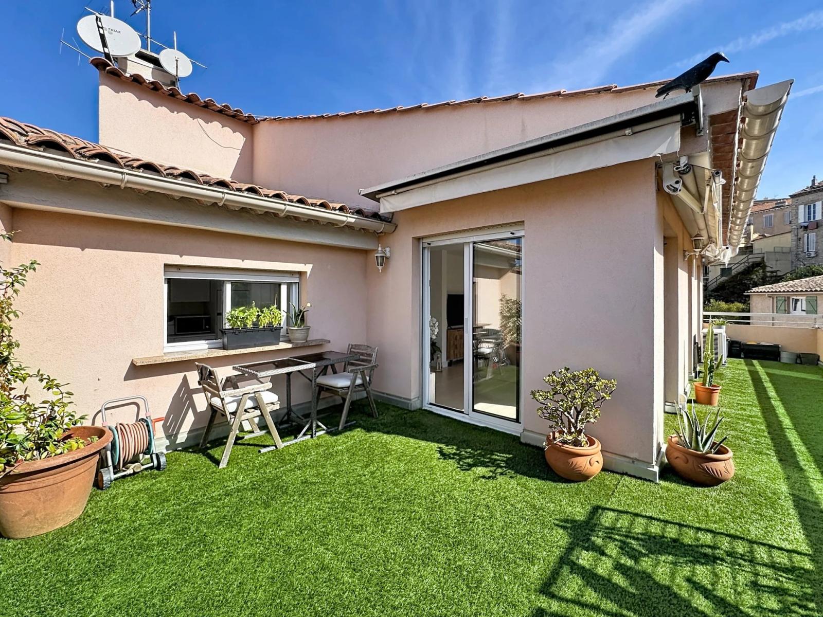 LE CANNET- APPARTEMENT FAÇON VILLA SUR LES TOITS – GARAGE & PISCINE