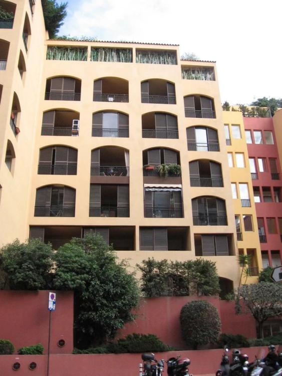 Espace de bureau avec vue sur le jardin dans un cadre paisible