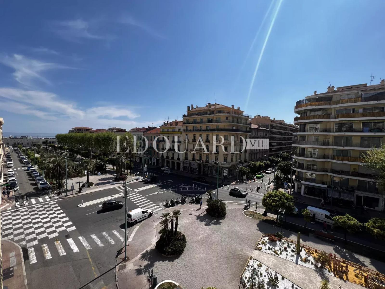 En exclusivité trois pièces à vendre avec belle vue sur la ville jusqu’à la mer, en plein centre de Menton