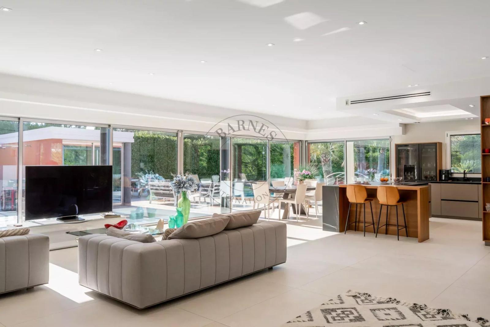 MOUGINS - VILLA DE PLAIN PIED - PROCHE CANNES