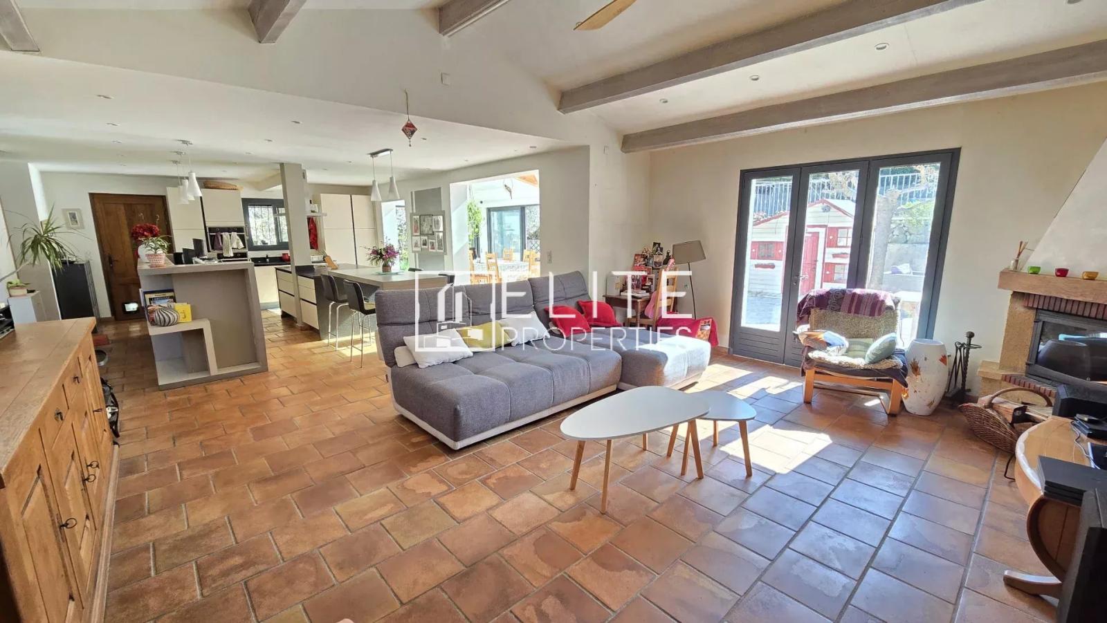 MAISON 6 PIÈCES DE 200 m² AU CALME + PISCINE – MOUANS-SARTOUX