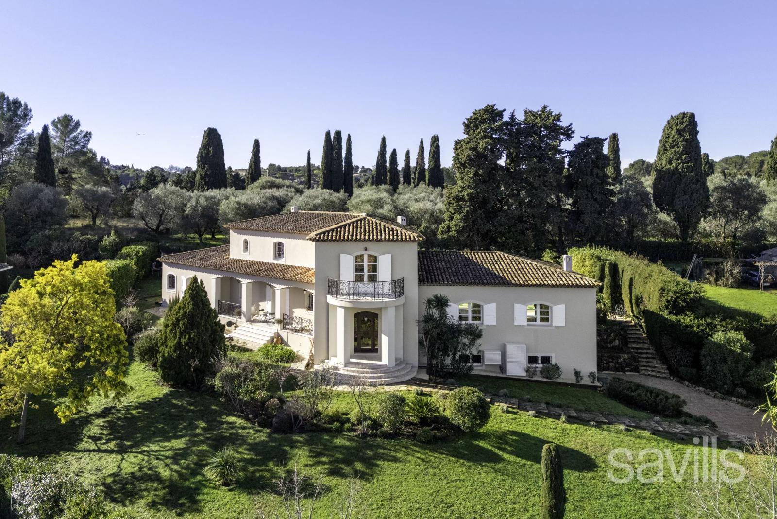 Élégance et prestige dans un domaine privé à deux pas de Valbonne