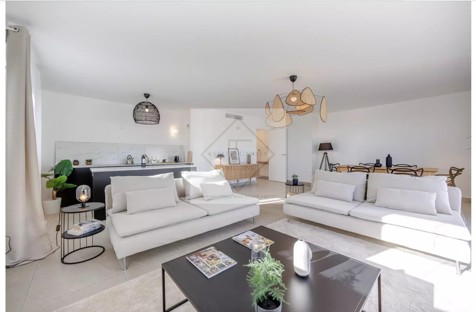 Antibes – Exceptionnelle villa sur le toit avec vue mer panoramique