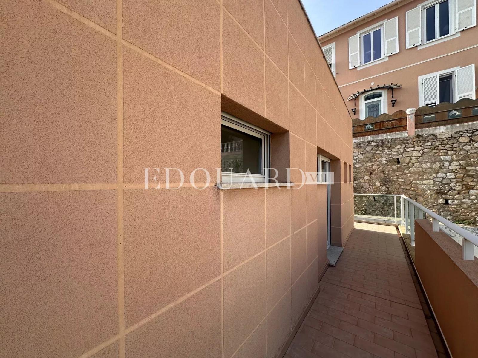 En exclusivité deux pièces avec terrasse, magnifique vue mer, spectaculaire solarium, spacieux parking