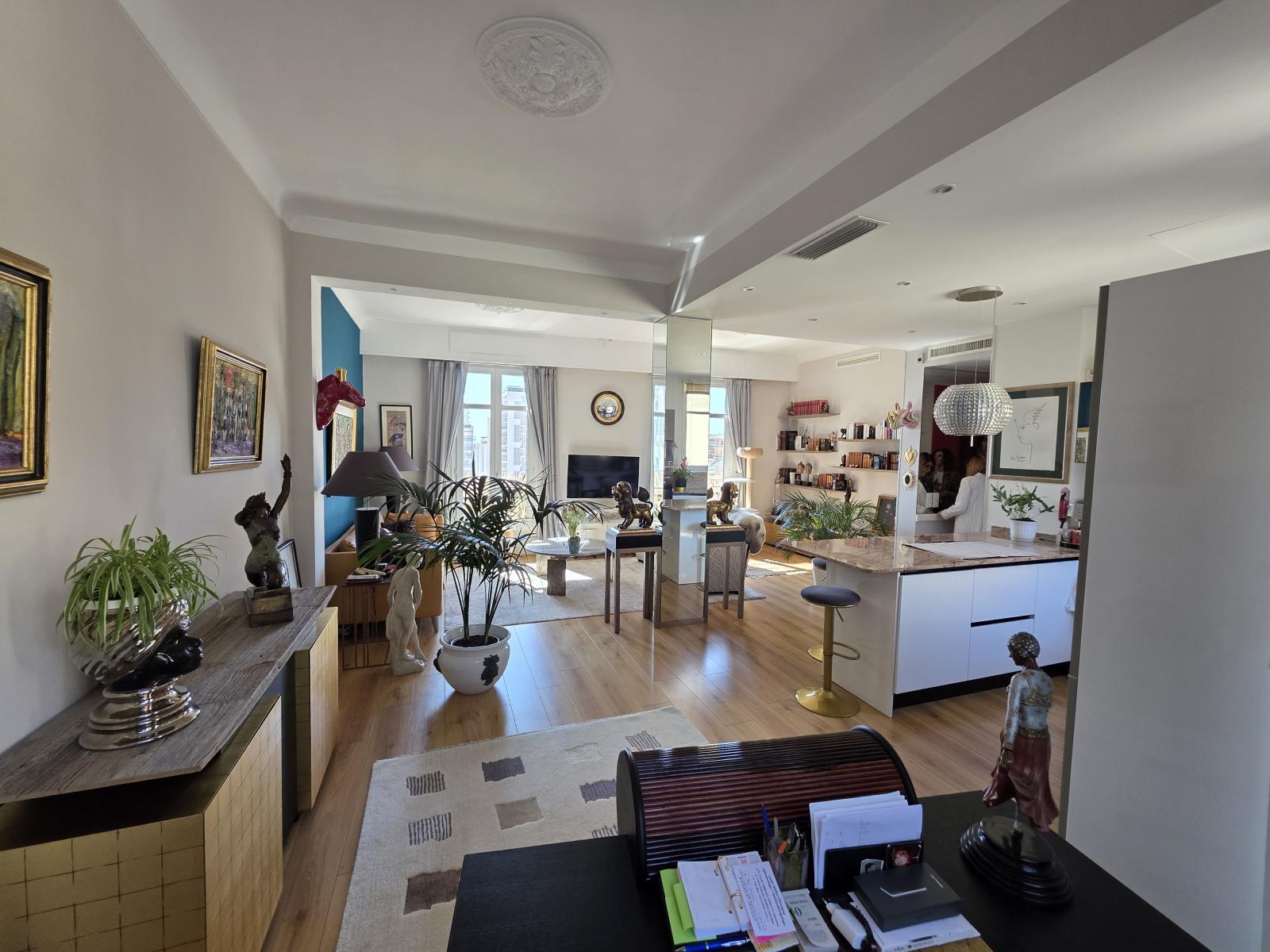 MAGNIFIQUE APPARTEMENT BOURGEOIS EN PENTHOUSE VUE MER