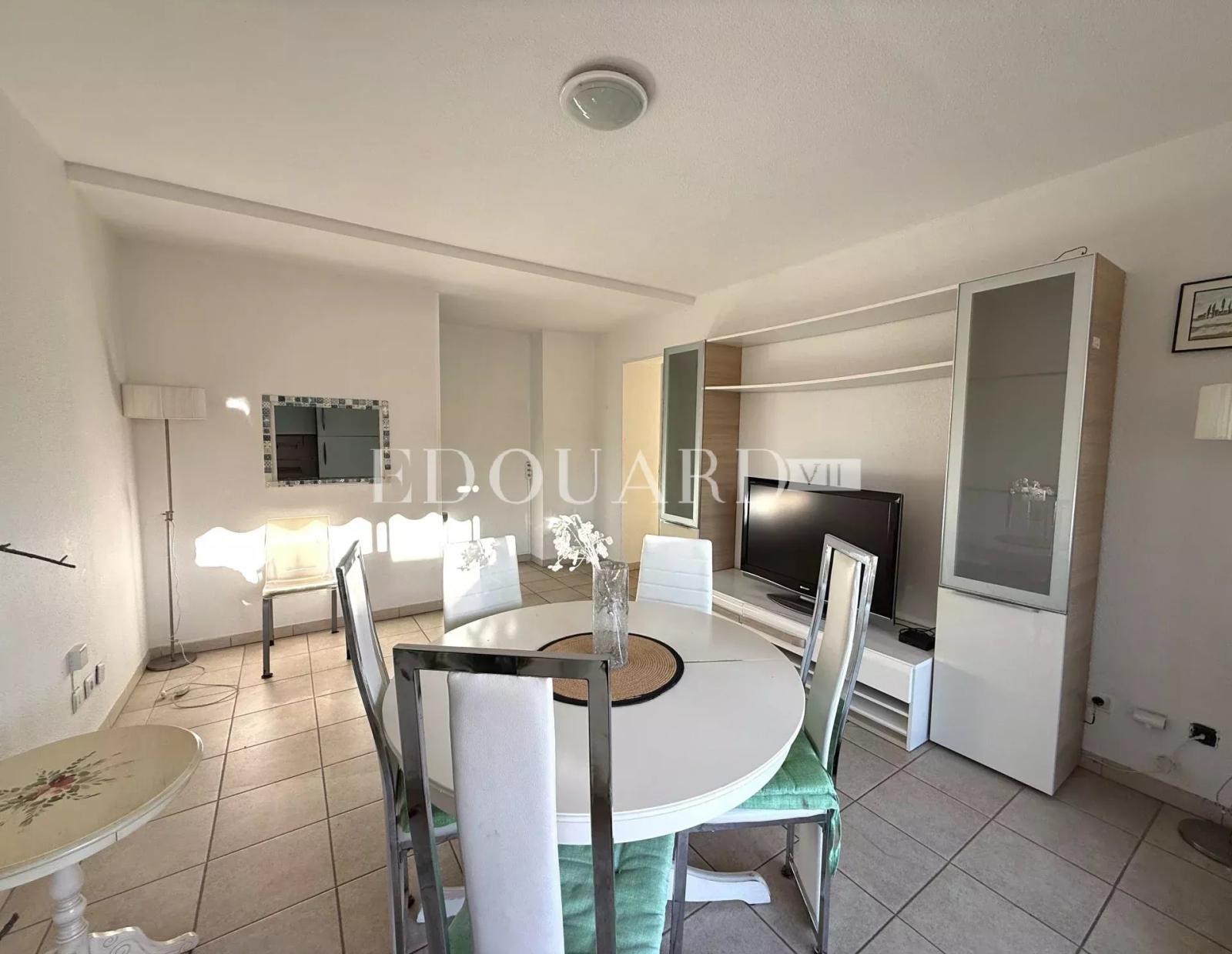 En exclusivité deux pièces avec terrasse, vue mer et parking, dans le splendide quartier résidentiel de Garavan