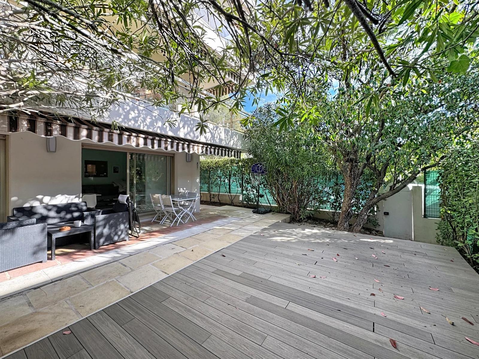 BEAU DEUX PIECES AVEC GRAND JARDIN ET GARAGE