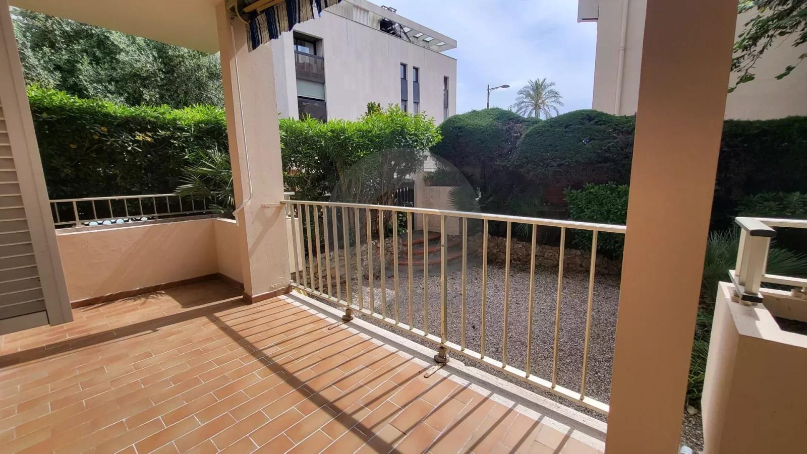 Roquebrune Cap Martin  - Coquet deux pièces avec terrasse à 100 mt des plages