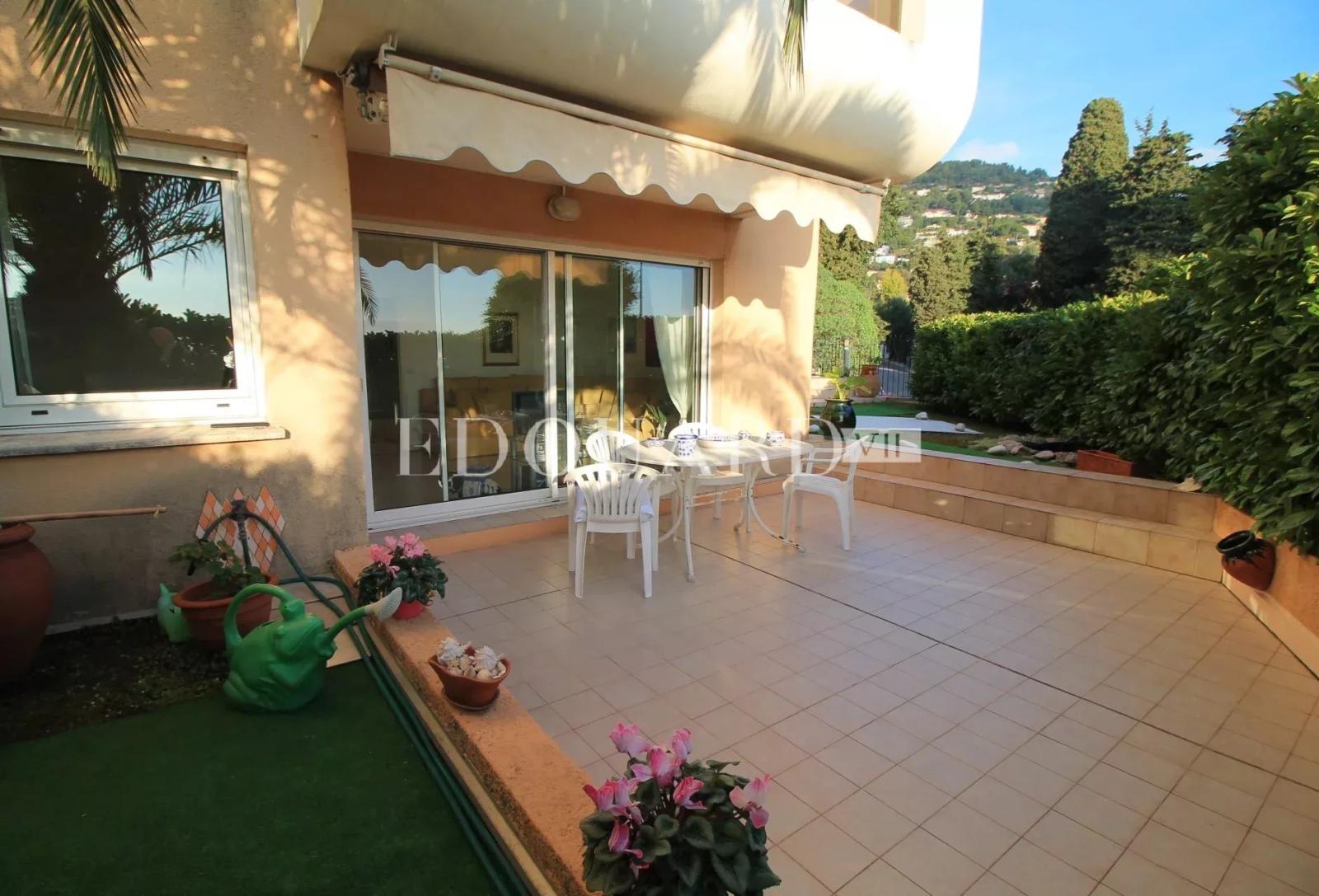Deux pièces en très bon état avec jardin, trois terrasses, belle vue panoramique jusqu’à la mer, trois caves