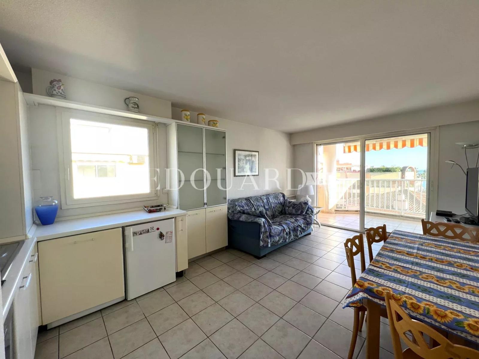 Deux pièces en bon état avec terrasse, agréable vue dégagée jusqu'à la mer, cave et garage. Exclusivité