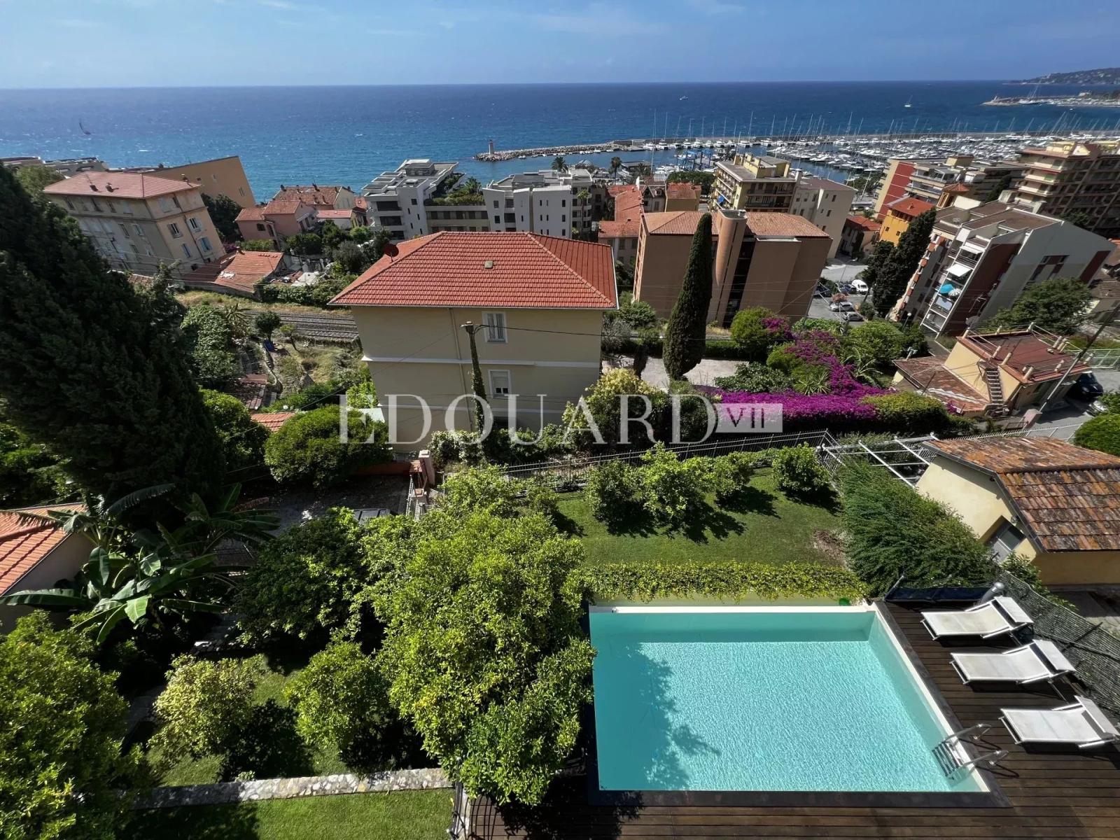 Magnifique quatre pièces avec grande terrasse et superbe vue mer, au dernier étage d’un immeuble neuf avec piscine