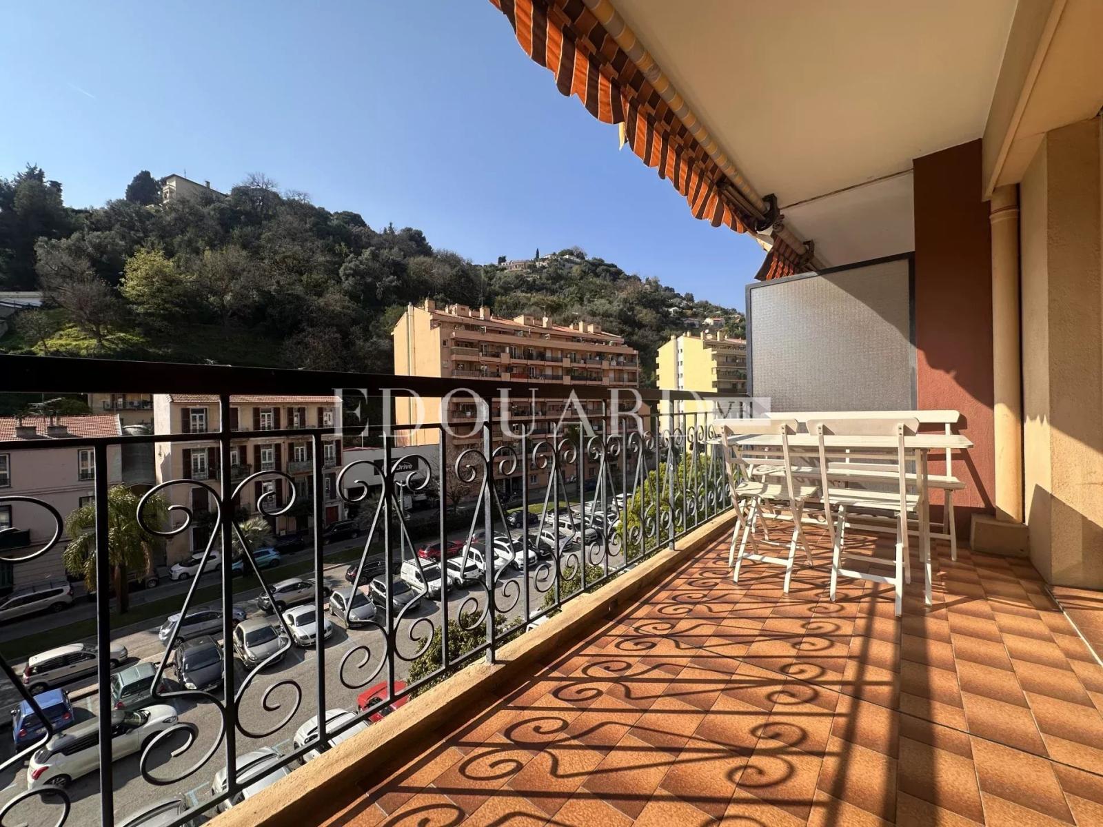 En exclusivité trois pièces rénové avec terrasse, au quatrième étage d’un bel immeuble contemoporain